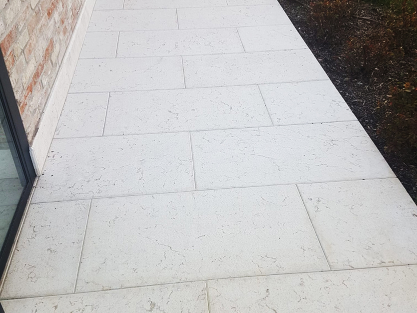 Pavimentazione esterna in pietra bianca di prun